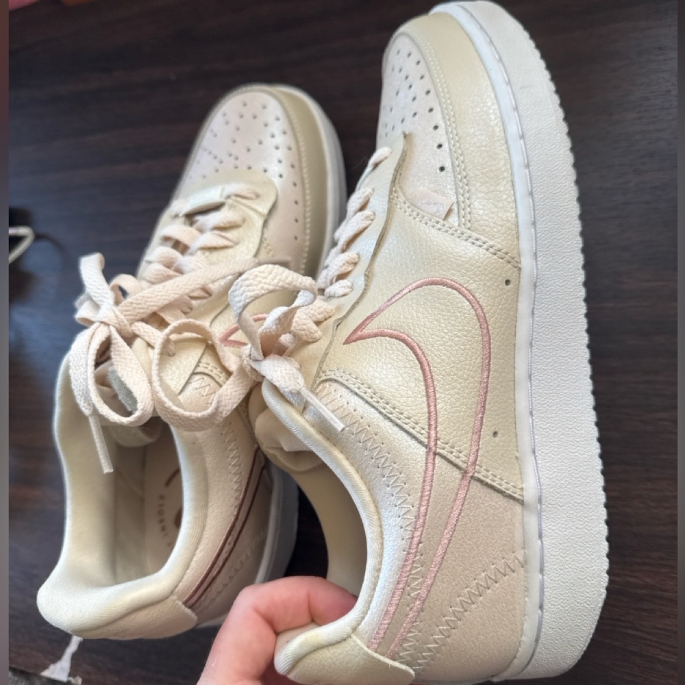Nike Women’s Court Vision Low size 8.5